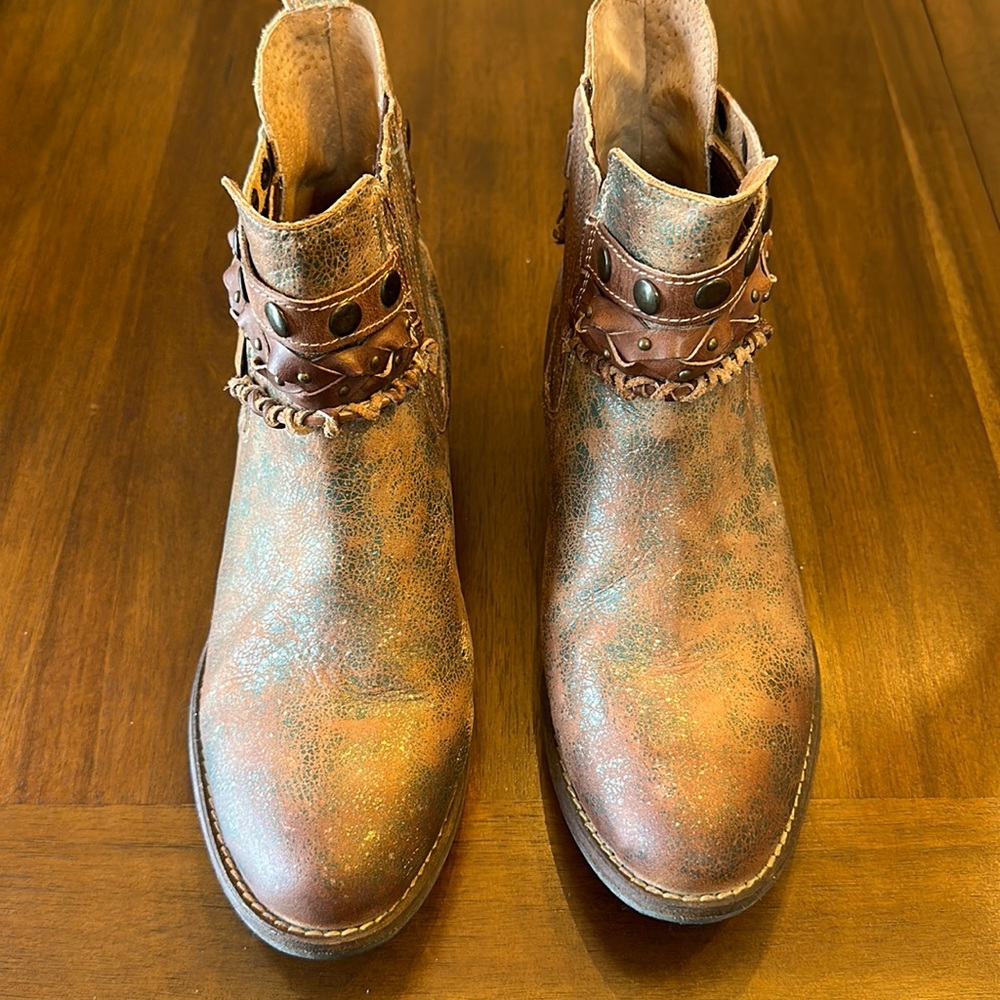 Not sure what the brand of these boots is .. only worn 5 times